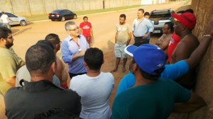 Funcionários de obra de fábrica denunciam demissão em massa e falta de pagamento Sindicato foi até um alojamento conversar com os trabalhadores demitidos que denunciaram estarem há mais de 30 dias sem receber a rescisão. (Foto: Léo Lima/Perfil News)