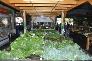 Primavera quente faz consumidor comprar mais frutas e verduras Ki Frutas, na rua Pedro Celestino, tem sistema de umidificação das hortaliças. (Foto: Marcelo Calazans)
