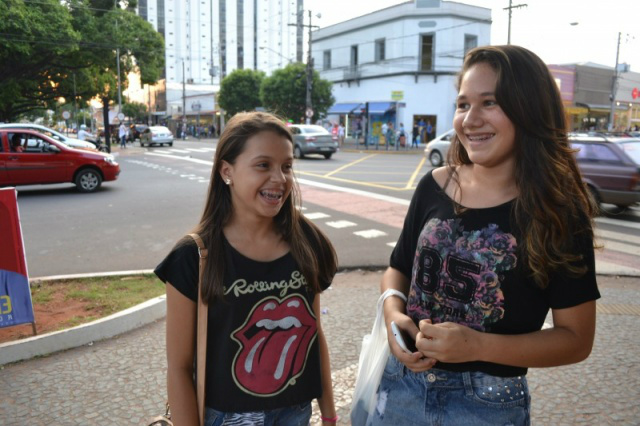 Com a temperatura subindo, roupa diminui e as cantadas sem graça aumentam Amigas reclamam do assédio chato.