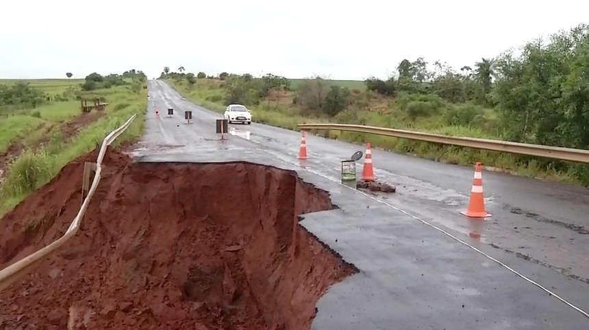 Cratera aberta na MS-141, altura do Km 28, no último fim de semana (Foto: TV Morena/Reprodução)