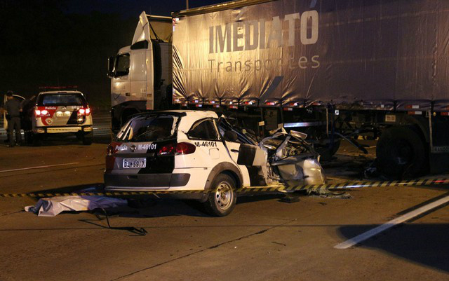 Quadrilha rouba viatura da PM em SP, foge pela Bandeirantes e para ao bater em carreta Carro da PM ficou com a frente destruída após bater em carreta; ladrão que dirigia o carro morreu com o acidente, segundo a PM (Foto: Edison Temoteo/Futura Press/Estadão Conteúdo)