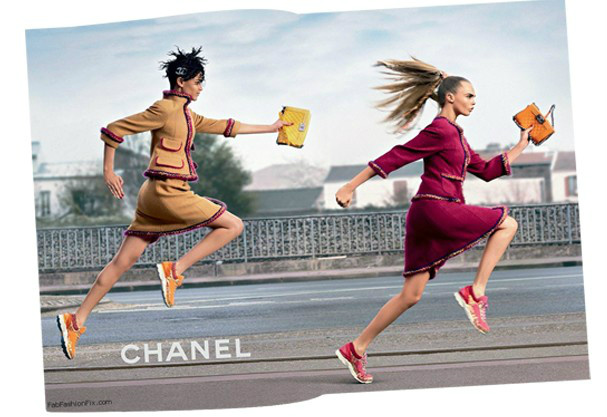 Muito hi-lo, né? Tailler clássico com tênis! 
Foto: Divulgação