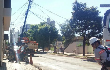 Condutor bate em poste de energia elétrica no bairro Monte Castelo Energisa trabalhando no local do acidente. (Enfoquems)
