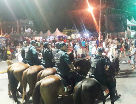 Cavalaria da Polícia Militar reforça segurança e interage com os foliões Policiamento na avenida General Rondon em Corumá. (PM/Divulgação)