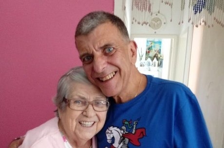 Hilda ao lado do filho, que faleceu em outubro
Divulgação