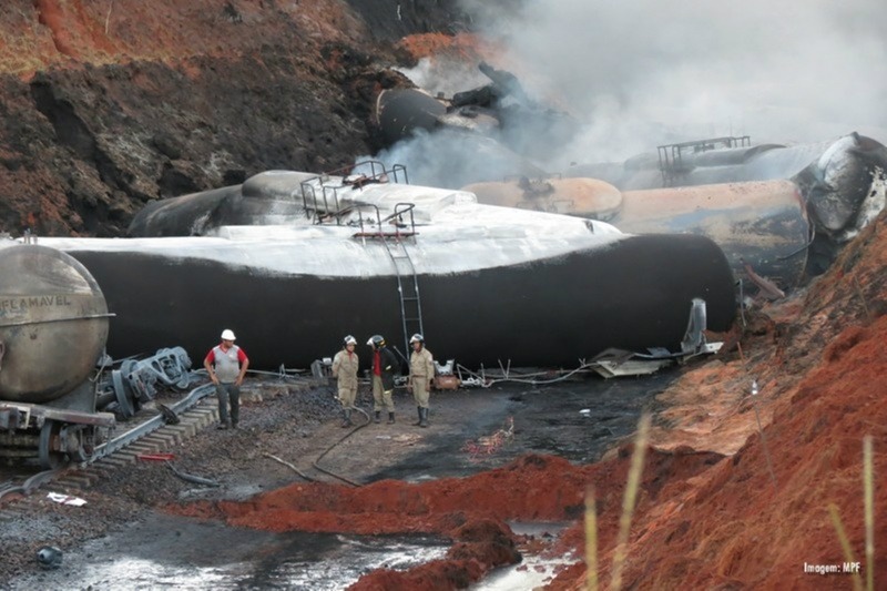 O acidente causou contaminação de lagoas próximas, danos à vegetação local e ainda outros riscos, inclusive de incêndio - Foto: Perfil News