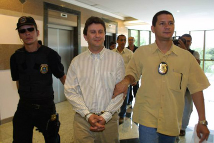 Penas menores do que o previsto e patrimônio mantido Alberto Youssef chega à Polícia Federal em Curitiba ANIELE NASCIMENTO AGP/AE