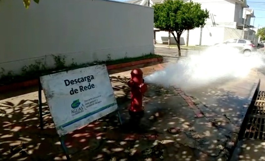 Placa ao lado do equipamento falava em 'descarga de rede' (Foto: Reprodução TV Morena)