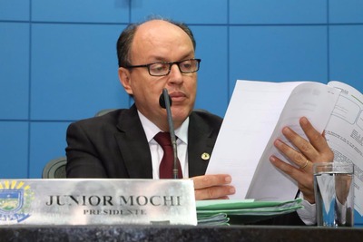 O presidente Junior Mochi leu o projeto durante sessão de hoje

