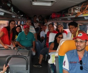 Grupo iniciando viagem ao RS em um dos ônibus - Reprodução/Facebook