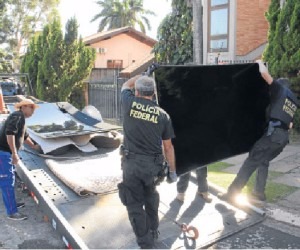 Investigados pela PF devem R$ 729 milhões ao fisco federal Um dos televisores custa em torno de R$ 100 mil - Bruno Henrique