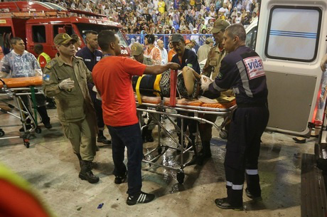 Mulher atingida por carro alegórico está em estado grave e respira por aparelhos Acidente deixou 20 pessoas feridas, três em estado grave
Márcio Mercante / Agência O Dia