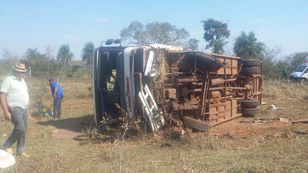 Ônibus tombou enquanto transportava assentados (Foto: Polícia Militar/Divulgação)