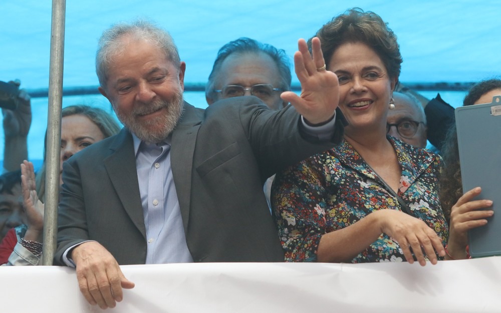 Lula e Dilma participam de manifestação na Esquina Democrática, em Porto Alegre (Foto: Roberto Vinícius/Estadão Conteúdo)