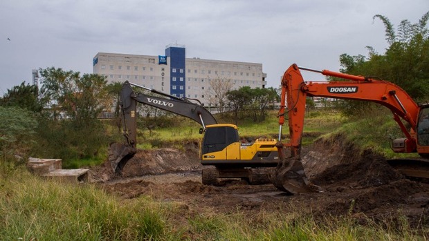 4 mil metros cúbicos de areia são retirados para proteger lagos do Parque das Nações 4 mil metros cúbicos de areia são retirados para proteger lagos do Parque das Nações