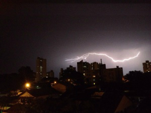 Da sacada de seu apartamento, com o celular em mãos o leitor efetuou os registros.(Direto das Ruas)