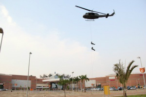 Exposição e rapel de helicóptero marcam comemoração dos 70 ano da Base Aérea Os militares realizaram uma descida de rapel de um helicóptero (Foto: Marcos Ermínio)