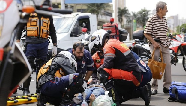Mulher fica inconsciente após atropelamento na av. Fernando Corrêa (Marcos Ermínio/Midiamax)