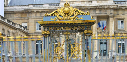 Portões do Palácio da justiça em paris. França.  Foto: Nicknick_ko
