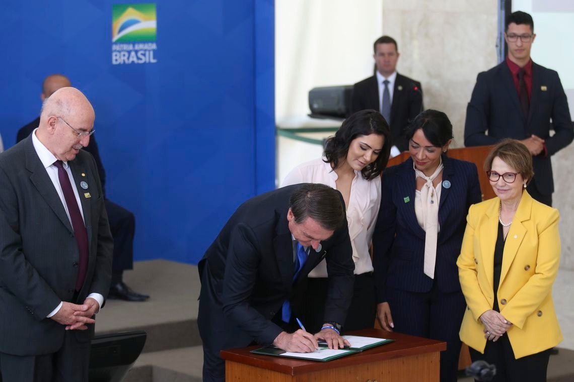 Bolsonaro assina decreto que incentiva servidor ao trabalho voluntário Antonio Cruz/ Agência Brasil