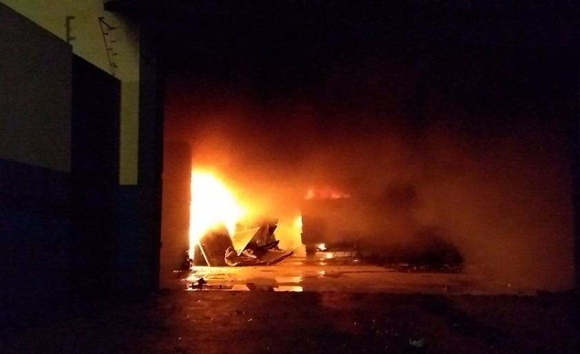 O fogo já destruiu um caminhão e geladeiras no localO fogo já destruiu um caminhão e geladeiras no local - Celso Daniel/TVC