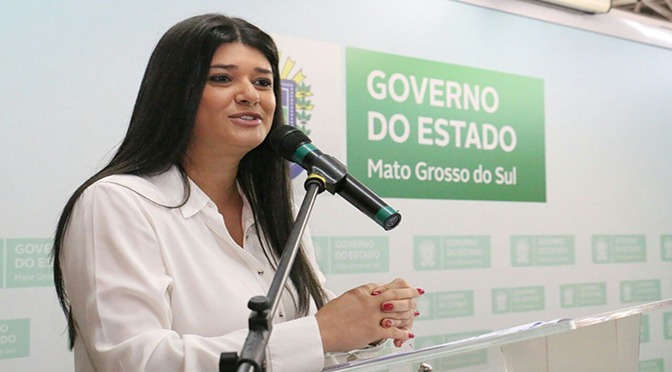 Governadora em exercício entre casas em Bodoquena nesta quarta