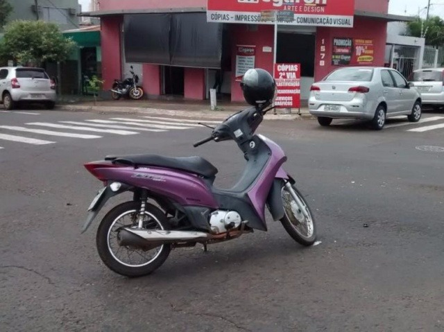 Carro avança sinal e atropela motociclista na Avenida Rui Barbosa (Foto: Simão Nogueira)