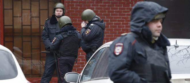 Movimentação policial na área externa da fábrica
Sergei Karpukhin/Reuters