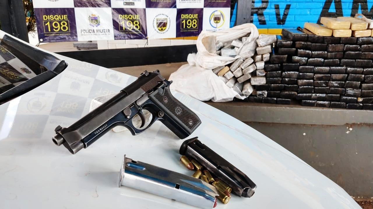 Maconha e arma são apreendidas em rodovia de MS Maconha e arma são apreendidas em rodovia de MS