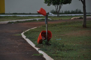 A única lixeira existente, foi depredada (Foto: Marcelo Calazans)