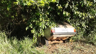 Carro abandonado em barranca de córrego chama atenção de moradores Carro abandonado chamou atenção dos moradores - Foto: Bruno Henrique/Correio do Estado