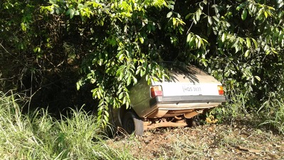 Carro abandonado chamou atenção dos moradores - Foto: Bruno Henrique/Correio do Estado