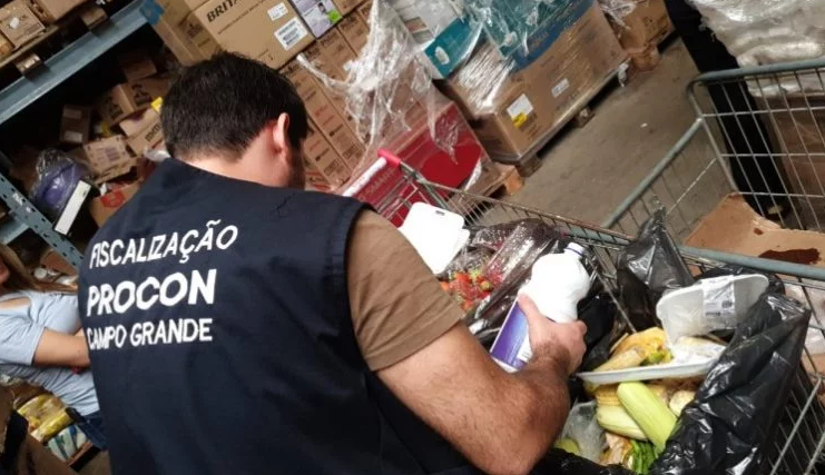 Procon notifica supermercado por produtos vencidos e fecha loja por vender linha chilena Divulgação Procon Municipal