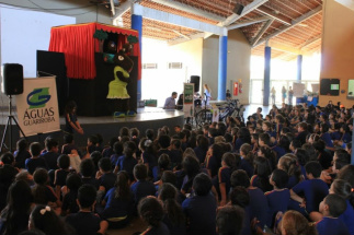 No encerramento, a presença da mascote Guaribinha encanta os alunos 