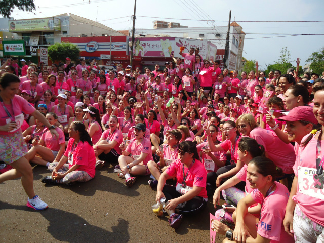 Centenas de pessoas participaram de disputa que fez parte da campanha 'Outubro Rosa' (Foto: Divulgação/Funed)