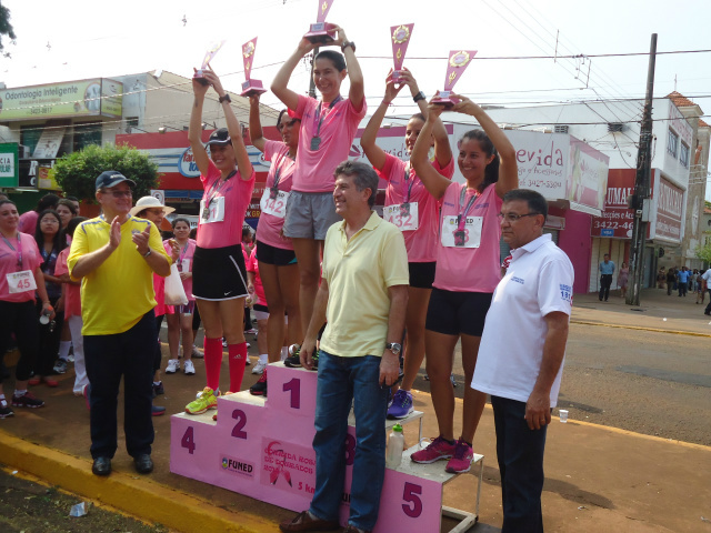 Prefeito Murilo Zauith (ao centro, de amarelo) junto das vencedoras da prova (Foto: Divulgação/Funed)