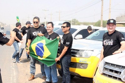 Passagem da caravana pelo Paraguai redescobre marco dos pioneiros Participantes da caravana em Filadelfia no Paraguai (Foto: Silvio Andrade)