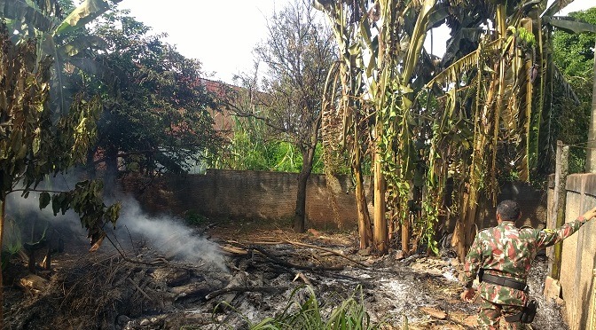 Professora é flagrada colocando fogo em resíduos e leva multa de R$ 1,5 mil