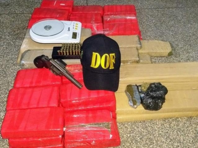 DOF apreende droga, arma e munições em travesseiros Divulgação
