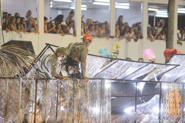 Bombeiros vistoriam carro da Unidos da Tijuca após acidente (Foto: Alexandre Durão/G1)