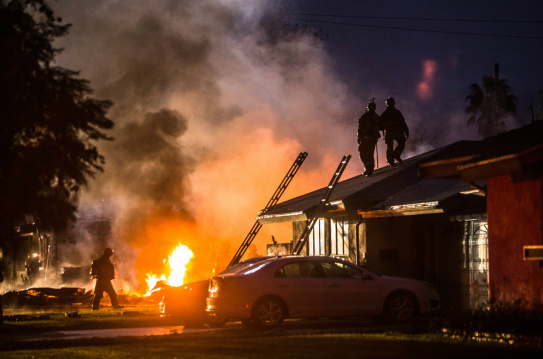 Incêndio provocado por queda de avião de pequeno porte em Riverside, California, nesta segunda-feira (Foto: Watchara Phomicinda/The Press-Enterprise via AP)