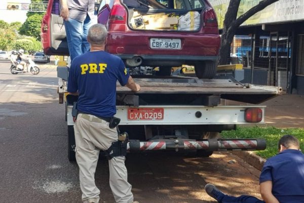 Maconha é encontrada em Uno que era transportado em caminhão guincho