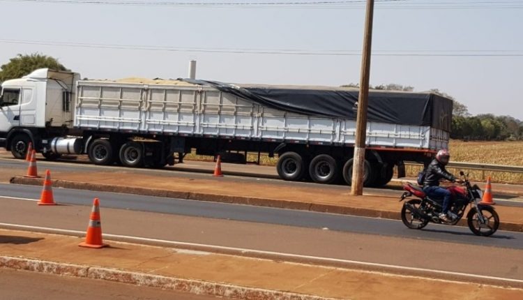PRF apreende 900 caixas de cigarro escondidos em carga de arroz PRF apreende 900 caixas de cigarro escondidos em carga de arroz