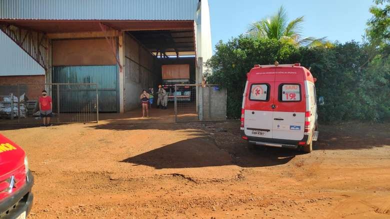 Equipe do Samu no local onde criança caiu em silo de grãos. Osvaldo Duarte /Dourados News
 