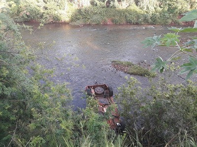 Carro ficou com as rodas para cima e motorista saiu ileso (Foto: Jeferson Ageitos/TV Morena)
