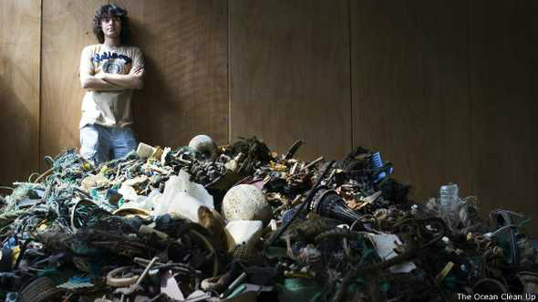 Salt posa em meio à parte do lixo que sua equipe recolheu