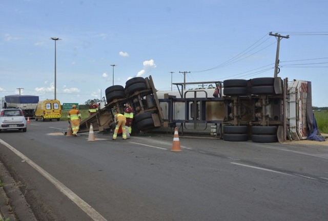 Reboque se solta e carreta com carga de soja tomba na BR-163