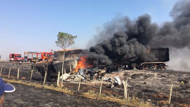Colisão frontal entre duas carretas deixa pelo menos uma pessoa morta