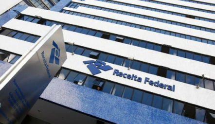 Brasileiros que moram fora têm até hoje para informar saída à Receita Federal Brasileiros que moram fora têm até hoje para informar saída à Receita Federal