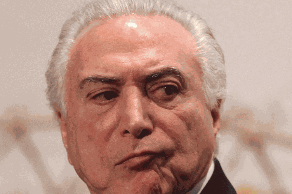 Governo prepara retorno de ministros à Câmara para tentar barrar denúncia O presidente Michel Temer (Foto: Eraldo Peres/AP)